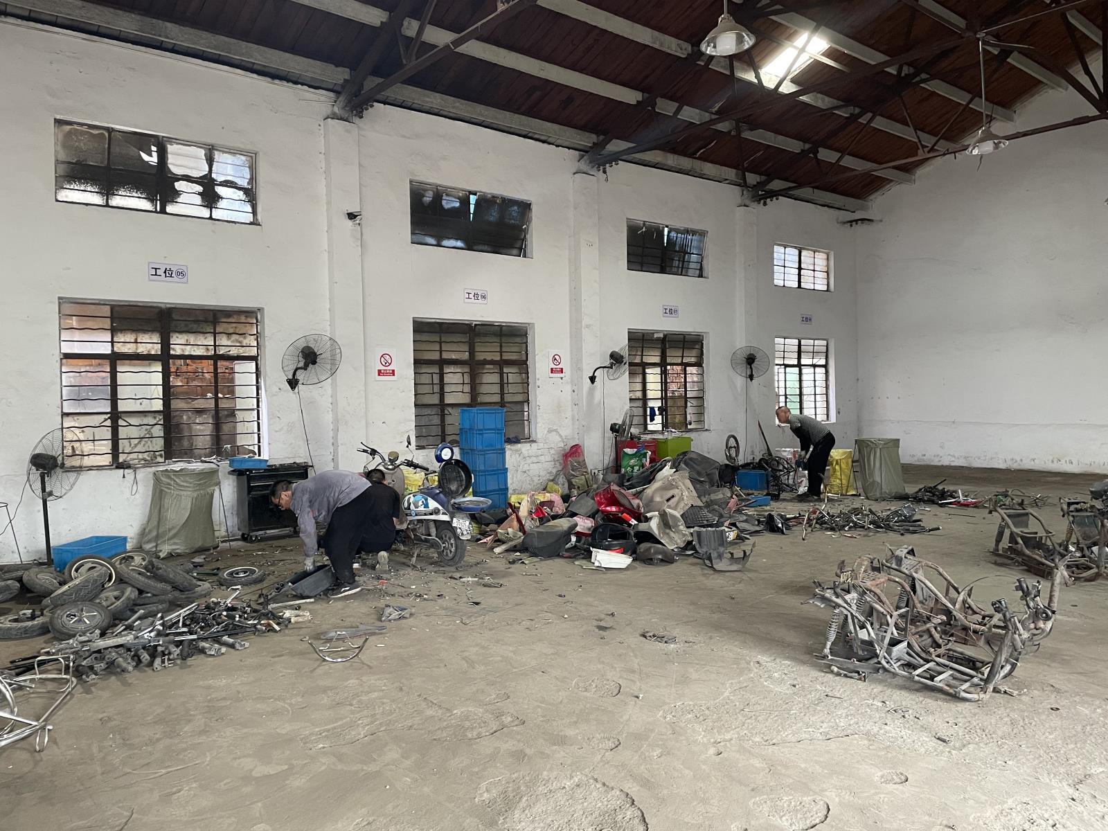 拆解現場.jpg 拆解現場.jpg